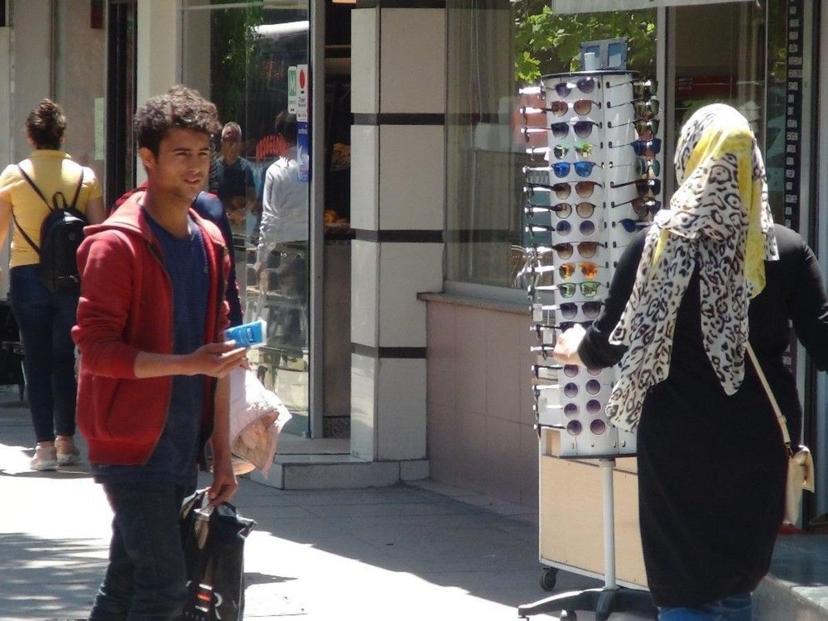 (&ouml;zel Haber) Boks&ouml;r Olabilmek İ&ccedil;in Mendil Satıp Para Biriktiriyor