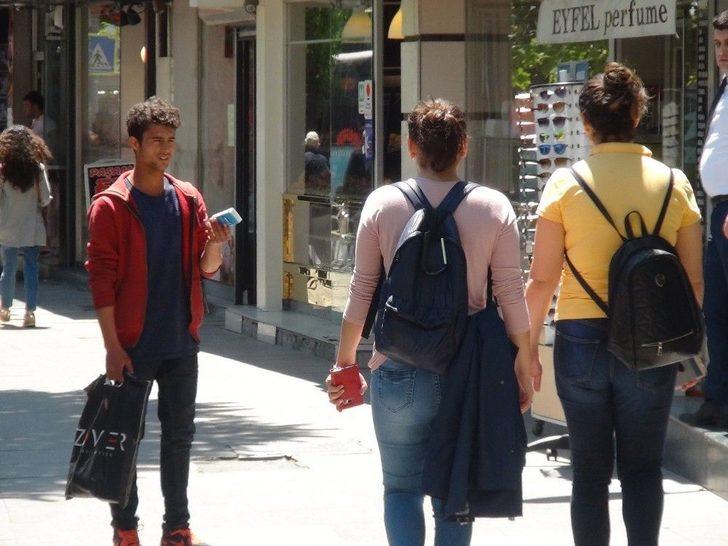 (özel Haber) Boksör Olabilmek İçin Mendil Satıp Para Biriktiriyor G1