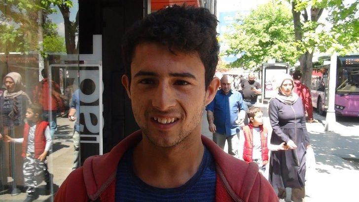 (özel Haber) Boksör Olabilmek İçin Mendil Satıp Para Biriktiriyor G2