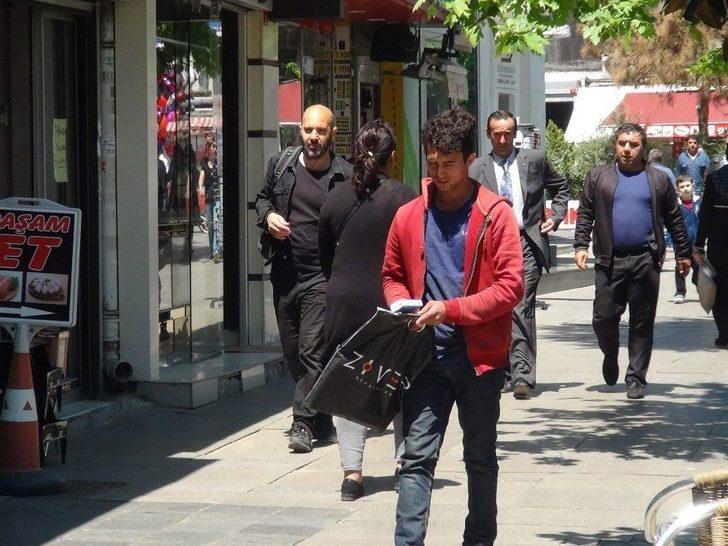 (özel Haber) Boksör Olabilmek İçin Mendil Satıp Para Biriktiriyor G3