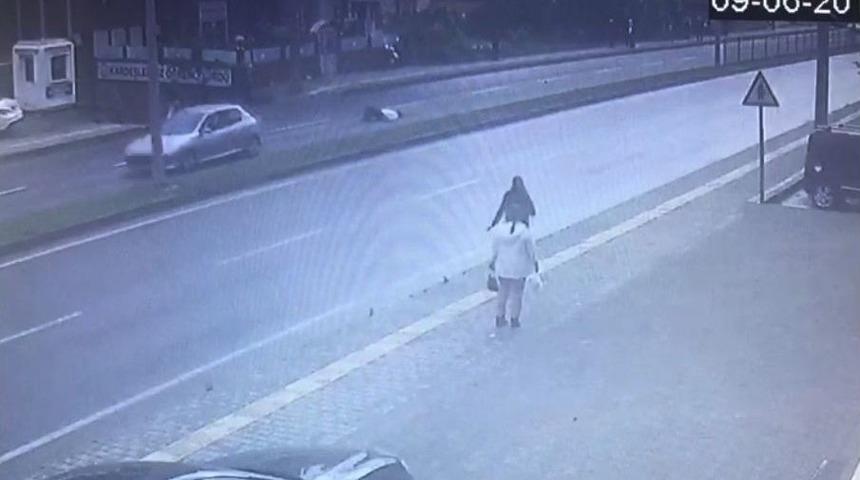 Yolun Karşısına Ge&ccedil;meye &Ccedil;alışırken Otomobil B&ouml;yle &Ccedil;arptı