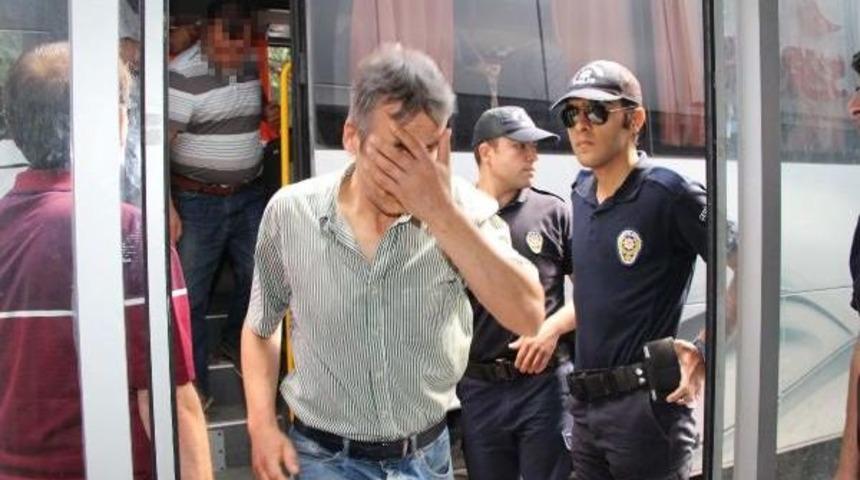 Kışladaki Zehirlenme Ş&uuml;phesiyle G&ouml;zaltına Alınan 24 Kişi Sağlık Kontrol&uuml;nde