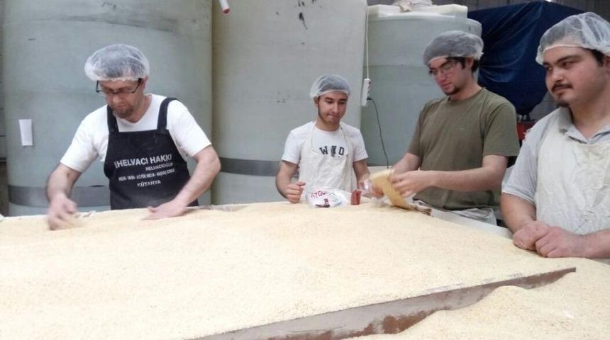 K&uuml;tahya&rsquo;nın Y&ouml;resel Tatlısı &rsquo;bitli Helva&rsquo;nın Satışları Arttı