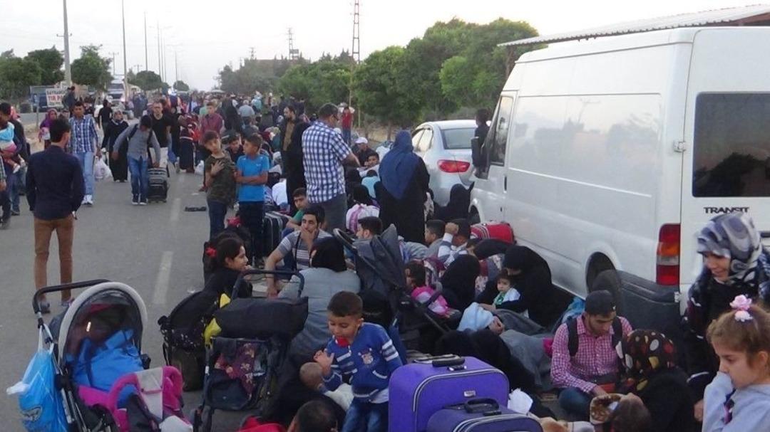 (&ouml;zel Haber) Binlerce Suriyeli &Uuml;lkelerine Gitmek İ&ccedil;in Geceden Kuyruğa Girdi