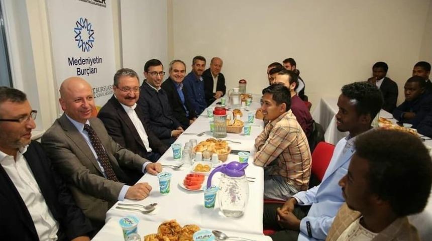 Başkan &Ccedil;olakbayrakdar, 75 Farklı &Uuml;lkeden &Ouml;ğrencilerle İftar Sofrasında Buluştu