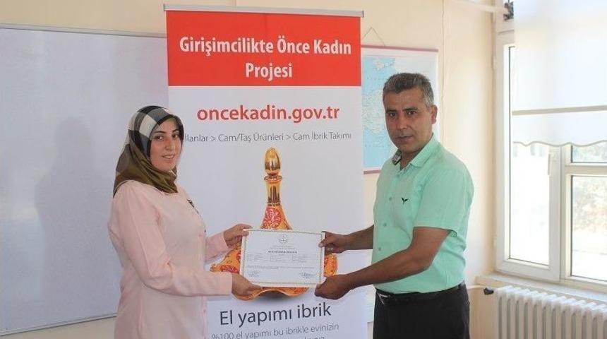 Girişimcilikte &lsquo;&ouml;nce Kadın&rsquo; Kursiyerlerine Sertifikaları Verildi