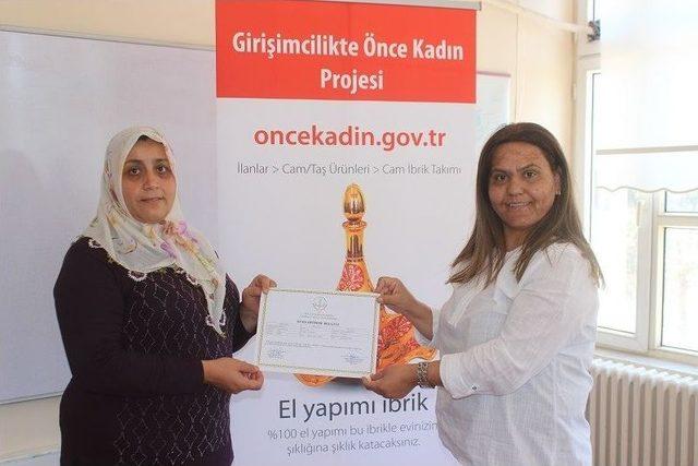 Girişimcilikte &lsquo;&ouml;nce Kadın&rsquo; Kursiyerlerine Sertifikaları Verildi 1