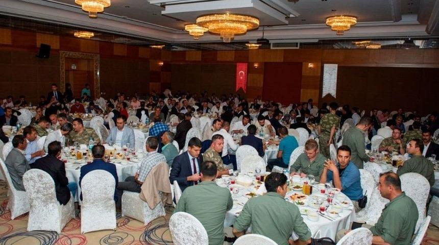 Vali Taşyapan, G&uuml;venlik Korucularıyla İftar Yaptı
