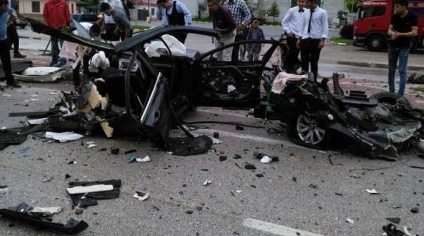 Yolcu Otob&uuml;s&uuml;yle &Ccedil;arpışan Otomobil Parampar&ccedil;a Oldu: 1 &Ouml;l&uuml;