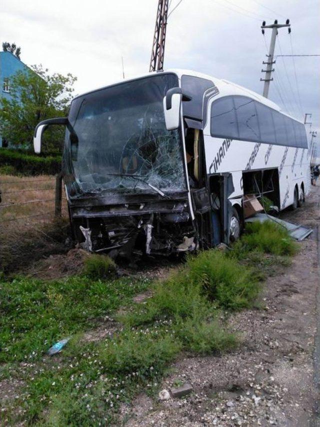 Yolcu Otobüsüyle Çarpışan Otomobil Paramparça Oldu: 1 Ölü