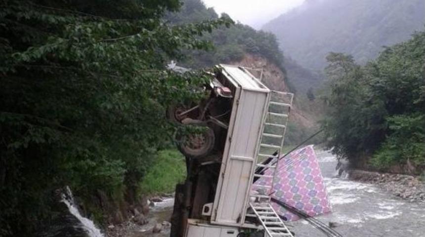 Kamyonet Dereye Ok Gibi Saplandı