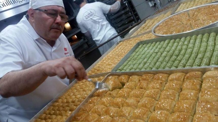 (&ouml;zel Haber) &Uuml;nl&uuml; Baklavacı Nadir G&uuml;ll&uuml;&rsquo;den Ramazan Bayramına &Ouml;zel Baklava Tarifi