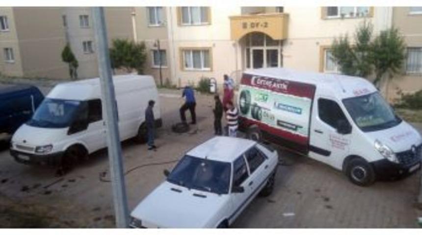 Panelvan Minib&uuml;s&uuml;n Lastikleri Kesildi