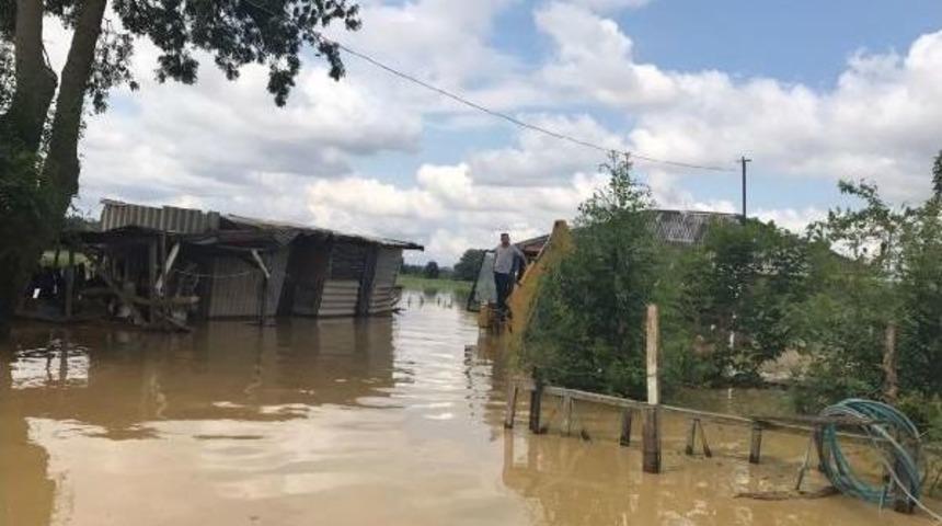 Kaynarca'da Tarım Arazileri Sular Altında Kaldı