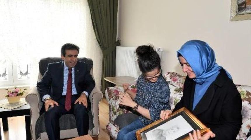 Bakan Kaya, Erdoğan'ın Portresini &Ccedil;izen G&uuml;lşah'ı Ziyaret Etti