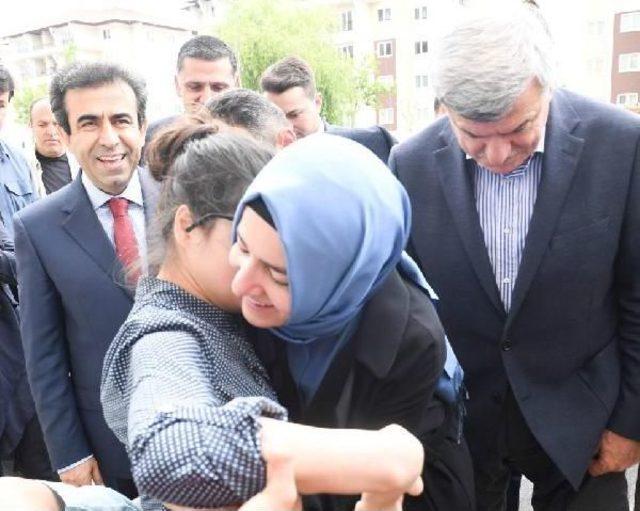 Bakan Kaya, Erdoğan ın Portresini &Ccedil;izen G&uuml;lşah ı Ziyaret Etti 1