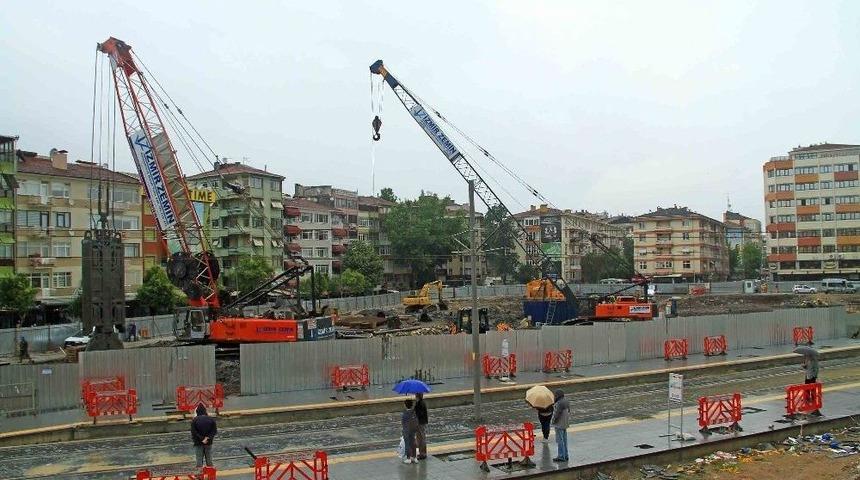 Kent Meydanı Ve Katlı Otoparkın Zemin &Ccedil;alışmaları Yapılıyor