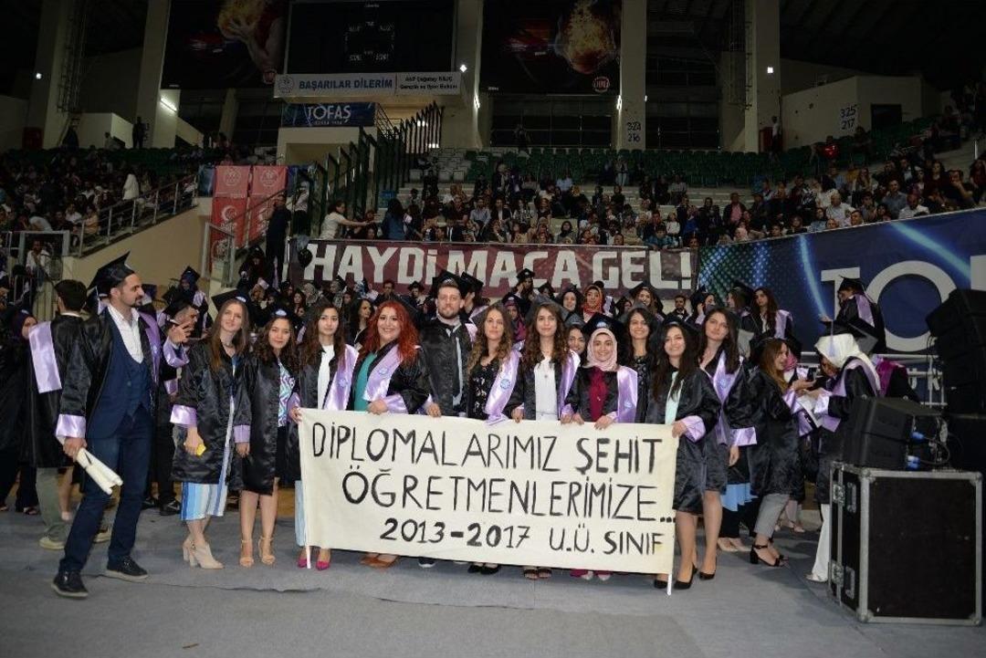 &Ouml;ğretmen Adayları Diplomalarını Şehit &Ouml;ğretmenler İ&ccedil;in Aldı