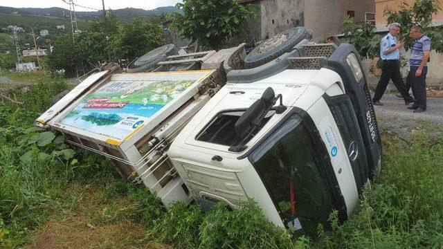 &Ccedil;&ouml;p Kamyonu Devrildi: 1 Yaralı 1