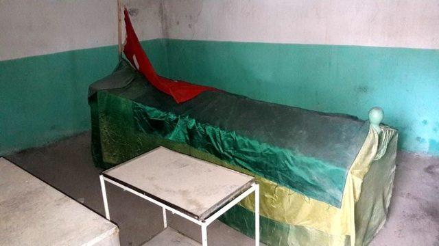 Emevi Komutanın T&uuml;rbesi Bakımsız Kaldı 1