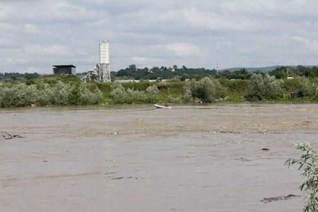 Sakarya Nehri'nde Kaybolan Suriyeli Genç Aranıyor