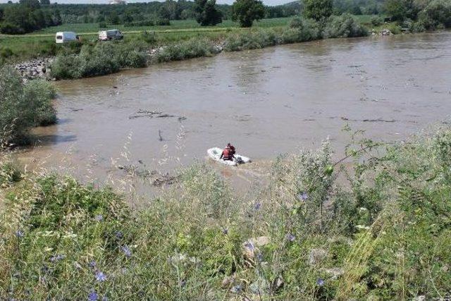 Sakarya Nehri'nde Kaybolan Suriyeli Genç Aranıyor