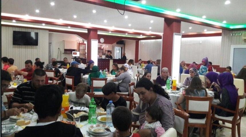 Develili &Ouml;ğretmenler Makedonya&rsquo;da Şehit &Ouml;ğretmen İ&ccedil;in İftar Verdi