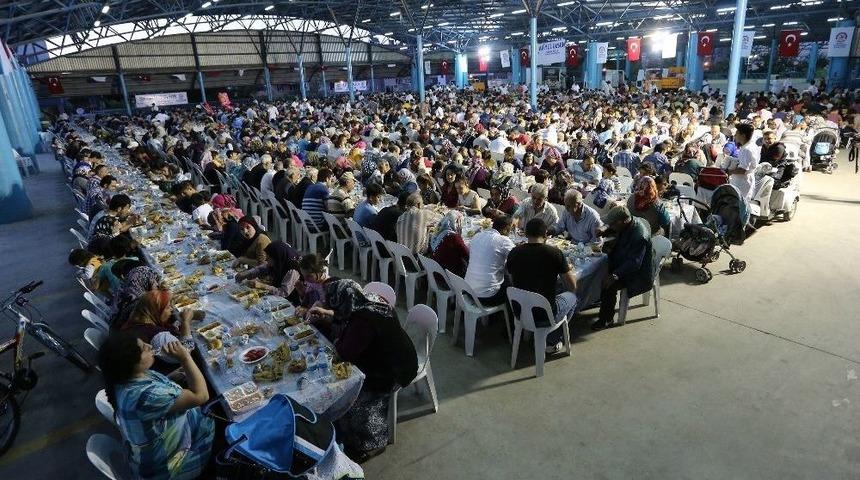 B&uuml;y&uuml;kşehir&rsquo;den Fatih Mahallesi&rsquo;ne İftar Sofrası