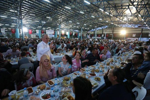 Büyükşehir’den Fatih Mahallesi’ne İftar Sofrası