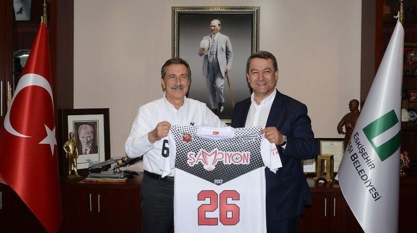 Başkan Ata&ccedil;&rsquo;a Eskişehir Basket Forması
