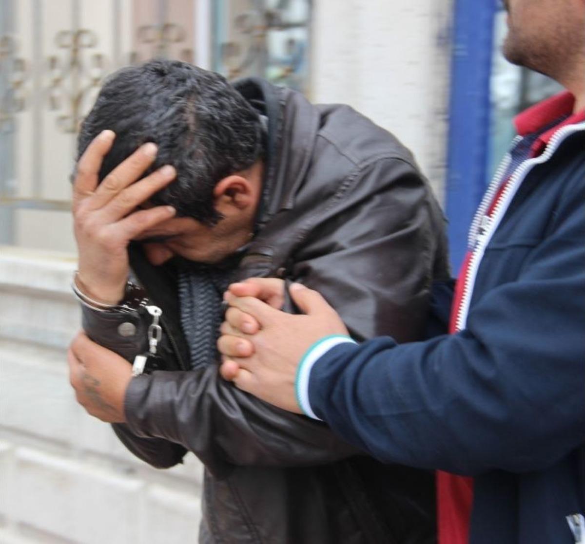 Annesinin Otomobiliyle R&ouml;gar Kapağı &Ccedil;alarken Yakalandı