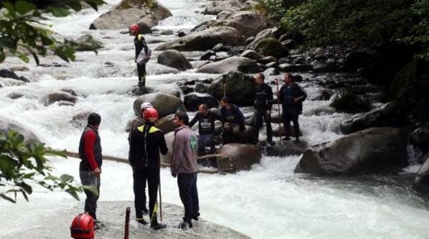 Nehir, Dereye D&uuml;şen Lastik Ayakkabısını Almak Isterken D&uuml;şt&uuml;ğ&uuml; Suda Kayboldu
