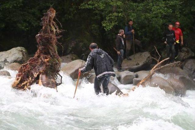 Nehir, Dereye Düşen Lastik Ayakkabısını Almak Isterken Düştüğü Suda Kayboldu