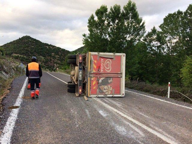 Freni Boşalan Kamyon Kaza Yaptı