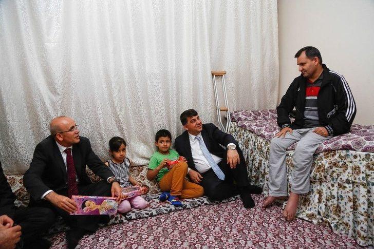 Şimşek İle Fadıloğlu, İftar Öncesi Aileleri Ziyaret Etti G4