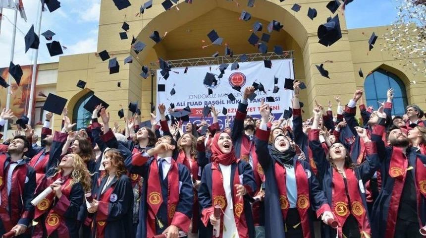 Hukuk Fakültesinde Mezuniyet Coşkusu
