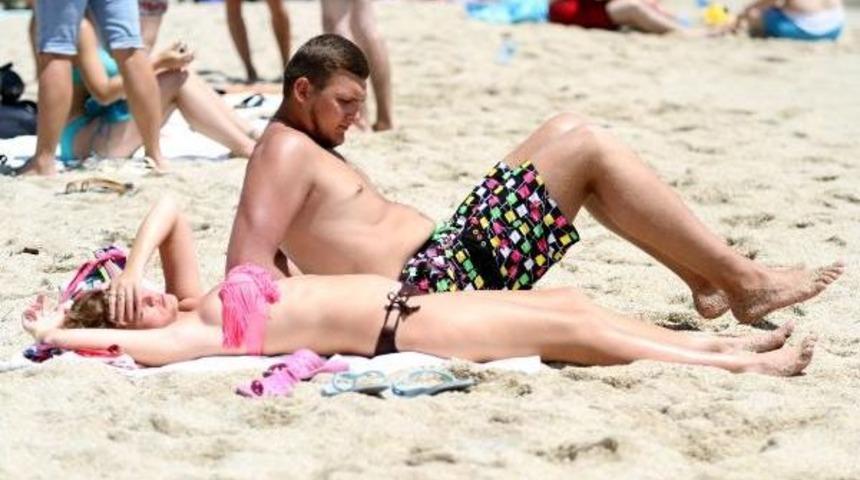 Alanya'da Plajlar Turistlere Kaldı