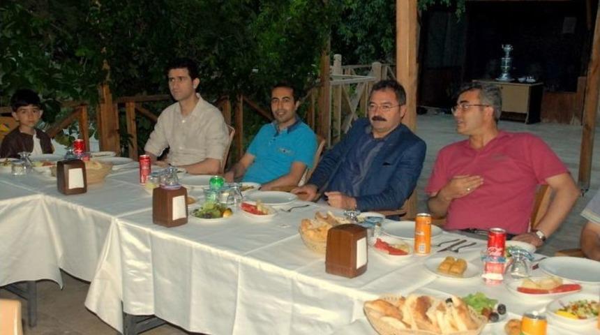 Tuşba Milli Eğitim M&uuml;d&uuml;rl&uuml;ğ&uuml;nden İftar Yemeği