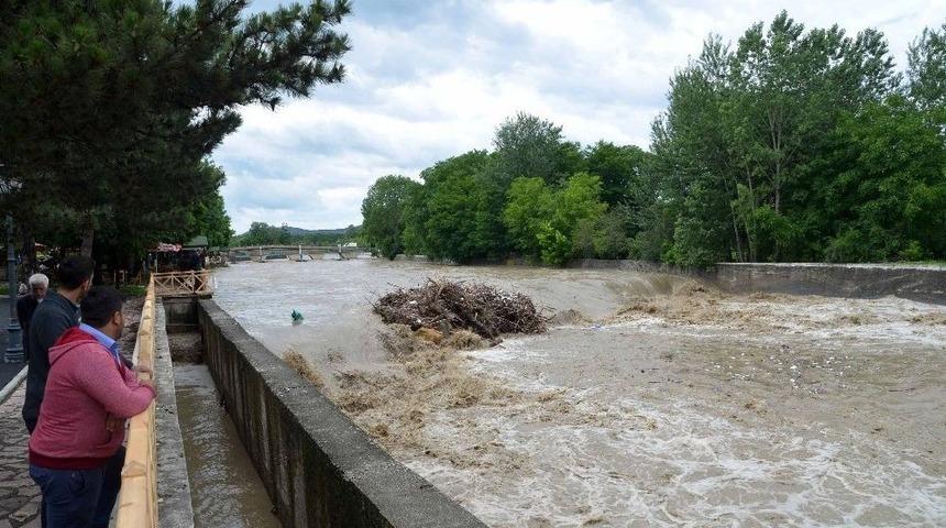 Etkili Olan Yağmur Suları Taşk&ouml;pr&uuml;&rsquo;de Sele Neden Oldu