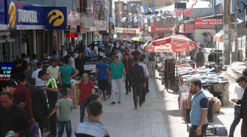 Van&rsquo;da Bayram Tezg&acirc;hları Kuruldu