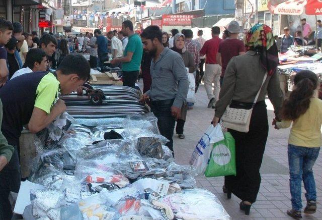 Van’da Bayram Tezgâhları Kuruldu