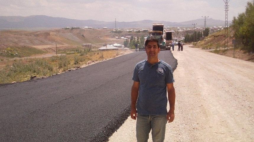 &Ouml;zalp İl&ccedil;esinde Yol Asfaltlama &Ccedil;alışması
