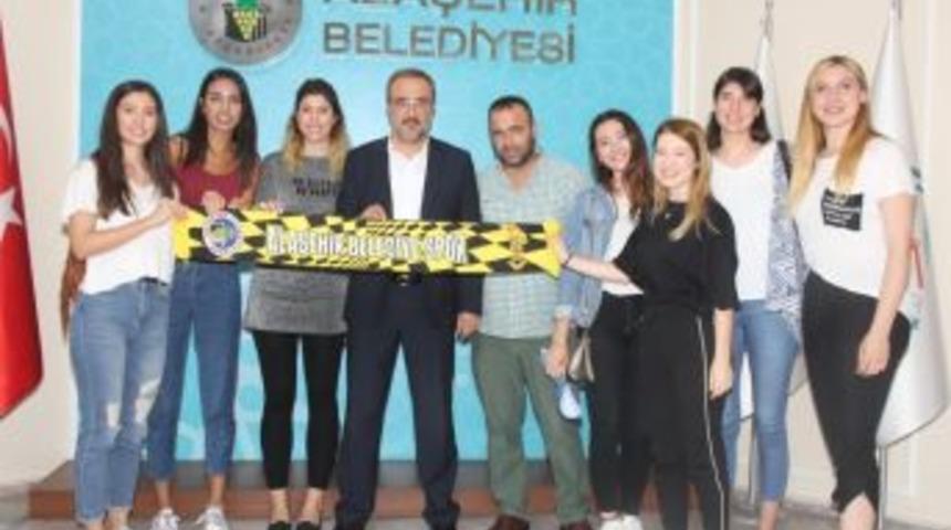 Alaşehirli &rsquo;sarı Melekler&rsquo; 8 Oyuncu İle S&ouml;zleşme İmzaladı