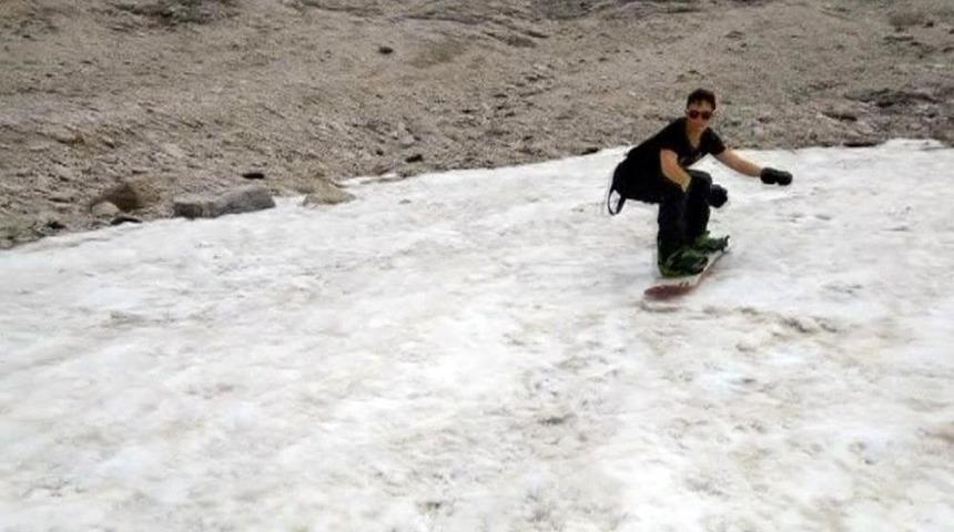 Haziran’da Tişörtle Snowboard Keyfi