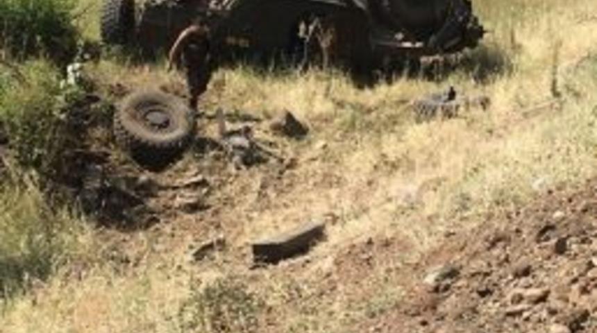 Zırhlı Ara&ccedil; İle Otomobil &Ccedil;arpıştı: 5 &Ouml;l&uuml;, 5 Polis Yaralı