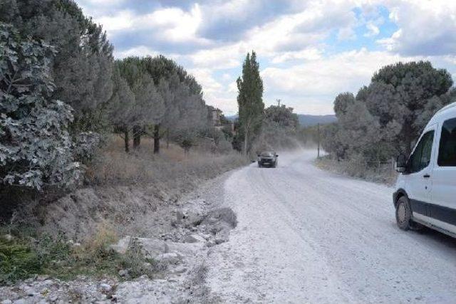 Tozdan Bıkan Mahalleli Yol Kapattı