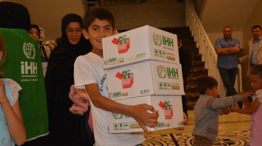 Yetim &Ccedil;ocukların Y&uuml;zleri G&uuml;l&uuml;yor