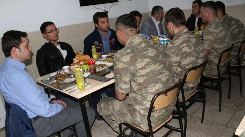 Kaymakam Dundar, Tend&uuml;rek Eteklerindeki Askerle İftar A&ccedil;tı