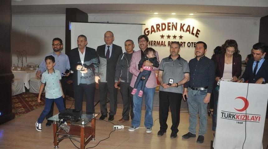 Kan Bağışında Bulunanlar T&uuml;rk Kızılayı Tarafından Madalyayla &Ouml;d&uuml;llendirildi