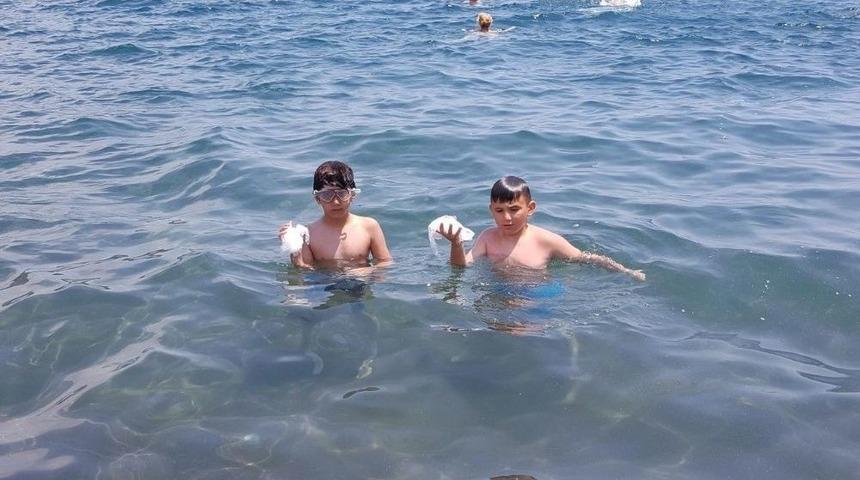 Caretta Carettalar İ&ccedil;in Deniz Dibinden Poşet &Ccedil;ıkardılar